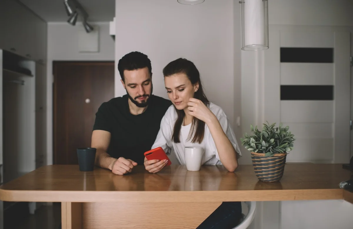 Allowing Your Partner to Search Through Your Phone is a Big Mistake (Even If You Have Nothing to Hide), Warns Psychologist Claire Petin